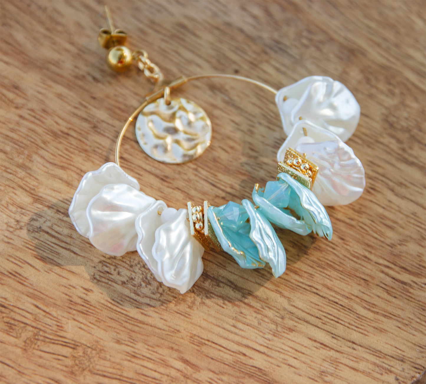 Boucles d’oreilles pétale de fleurs blanche et bleu