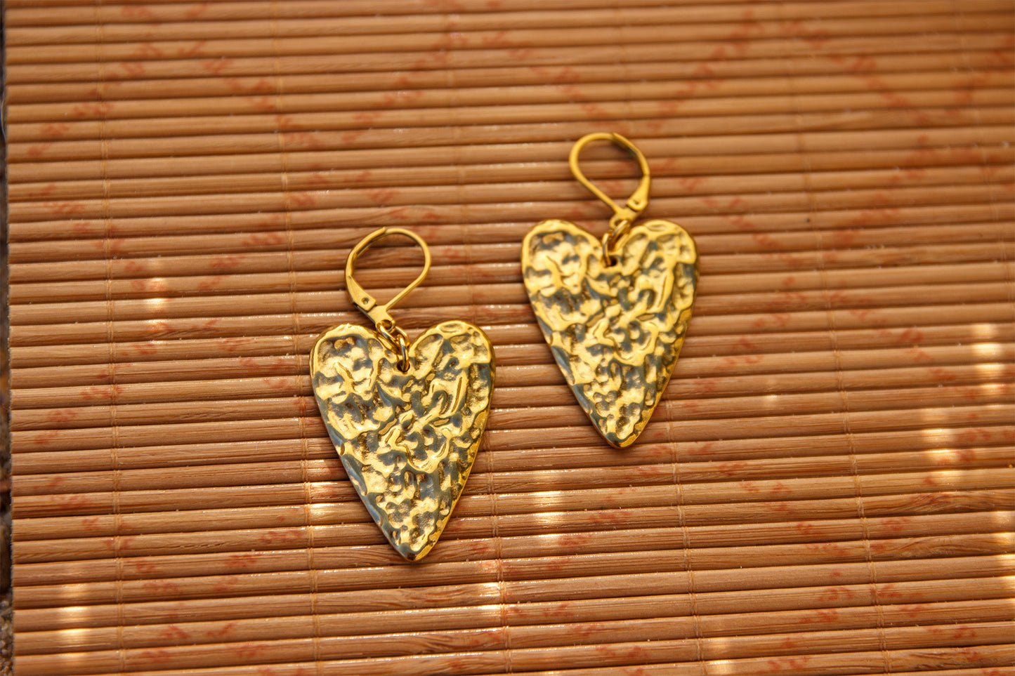 Boucle d'oreille coeur  ex voto oeil en acier inoxydable doré effet texturisé vague