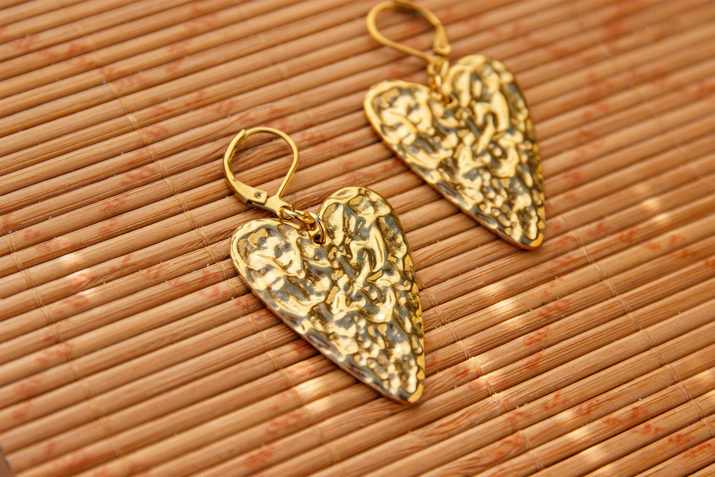 Boucle d'oreille coeur  ex voto oeil en acier inoxydable doré effet texturisé vague