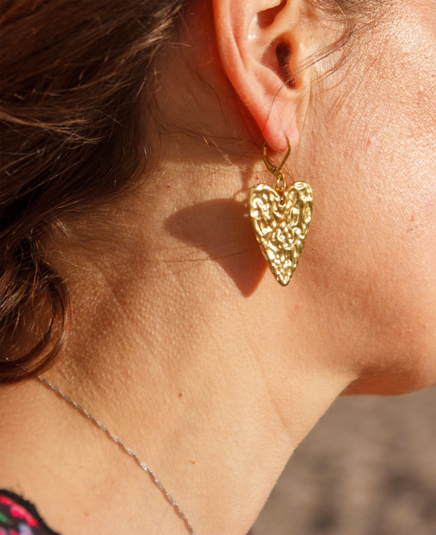 Boucle d'oreille coeur  ex voto oeil en acier inoxydable doré effet texturisé vague