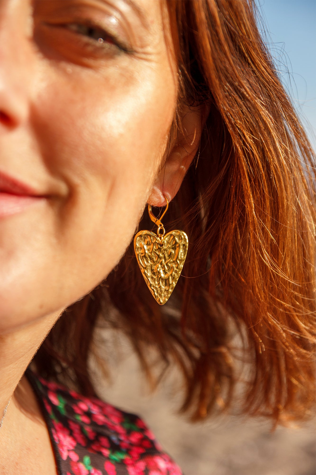 Boucle d'oreille coeur  ex voto oeil en acier inoxydable doré effet texturisé vague