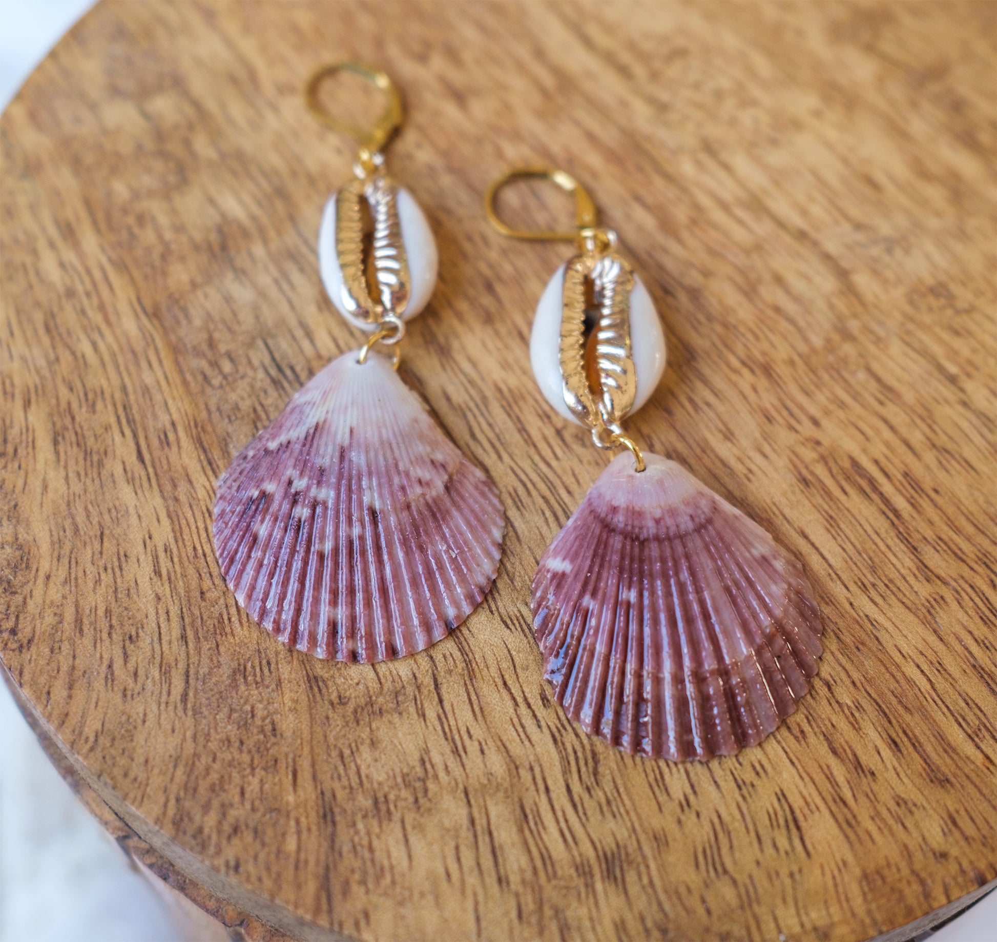 Boucles d'oreilles coquillages et cauris .Pièce unique artisanale - caurisandco