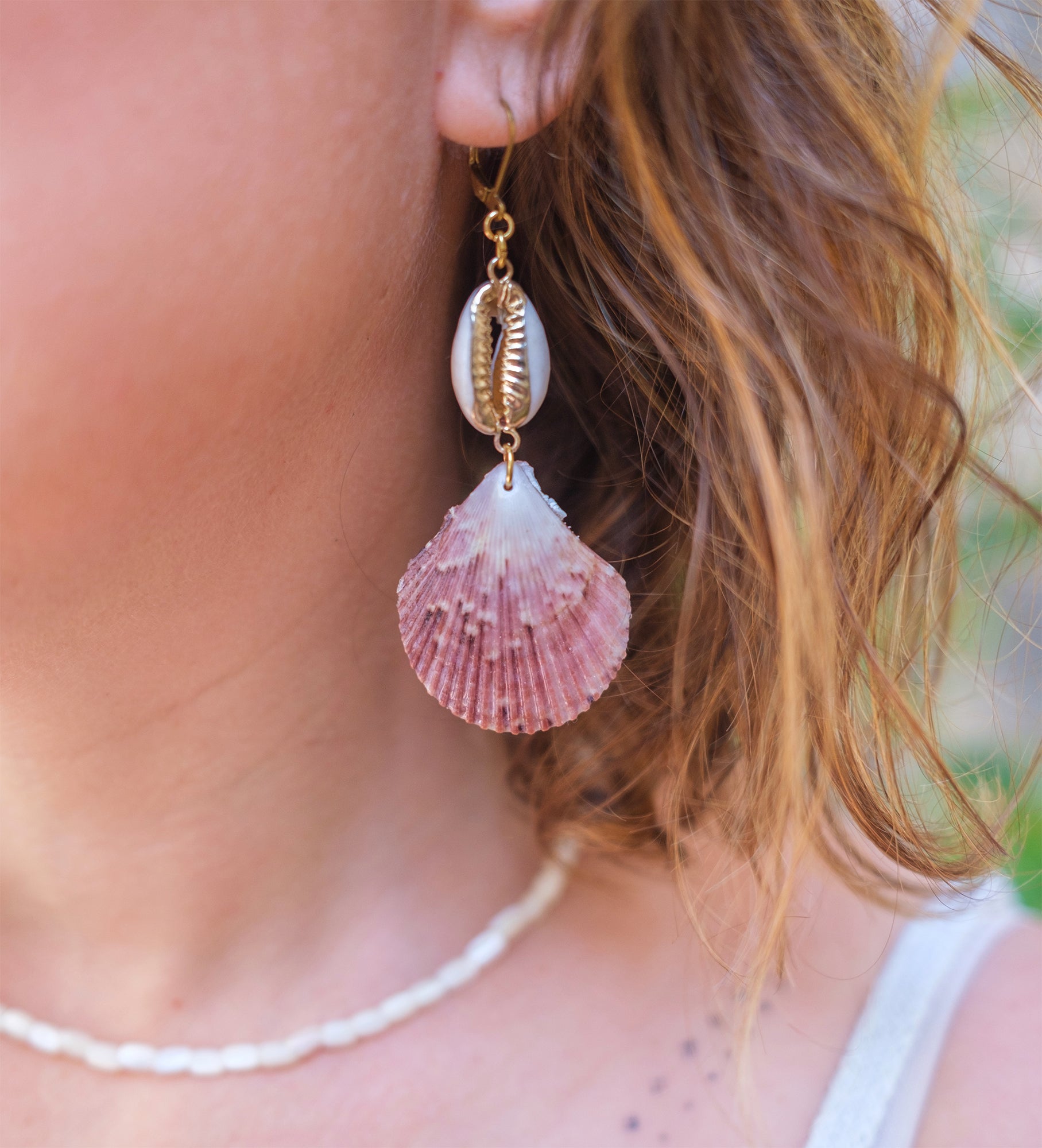 Boucles d'oreilles coquillages et cauris .Pièce unique artisanale - caurisandco