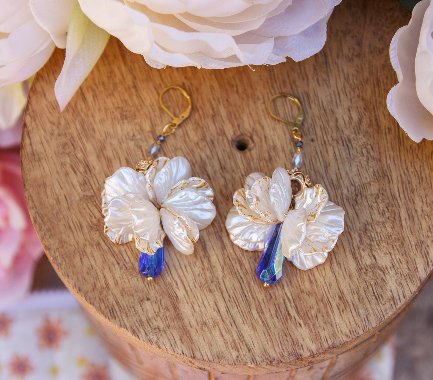 Boucles d’oreilles couronne de pétales de fleurs blanche