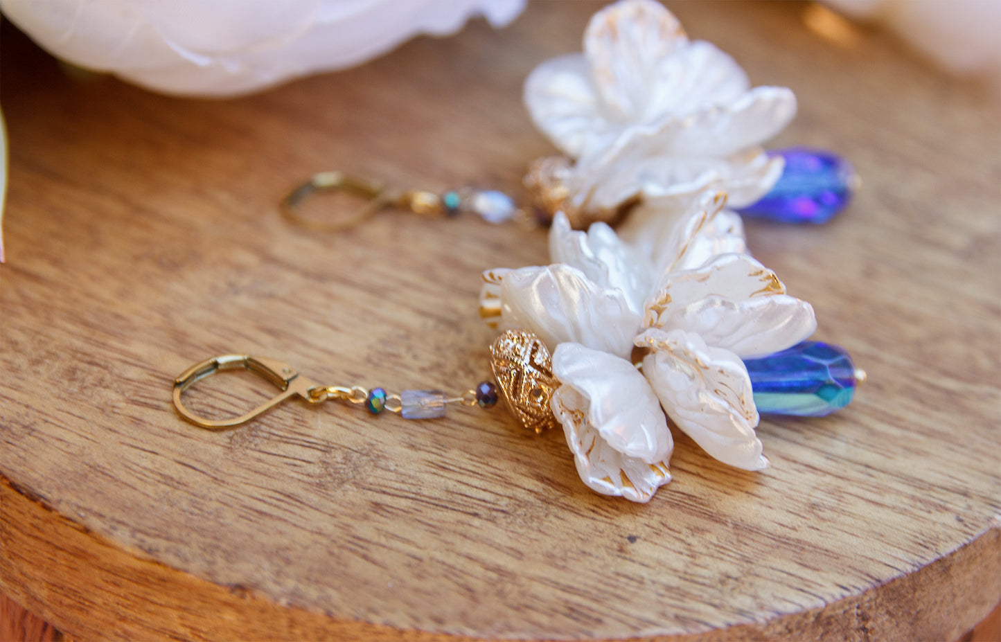 Boucles d’oreilles couronne de pétales de fleurs blanche