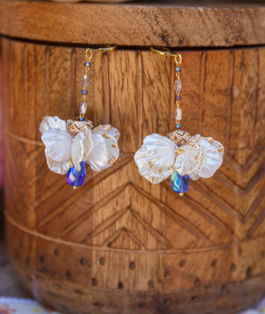 Boucles d’oreilles couronne de pétales de fleurs blanche