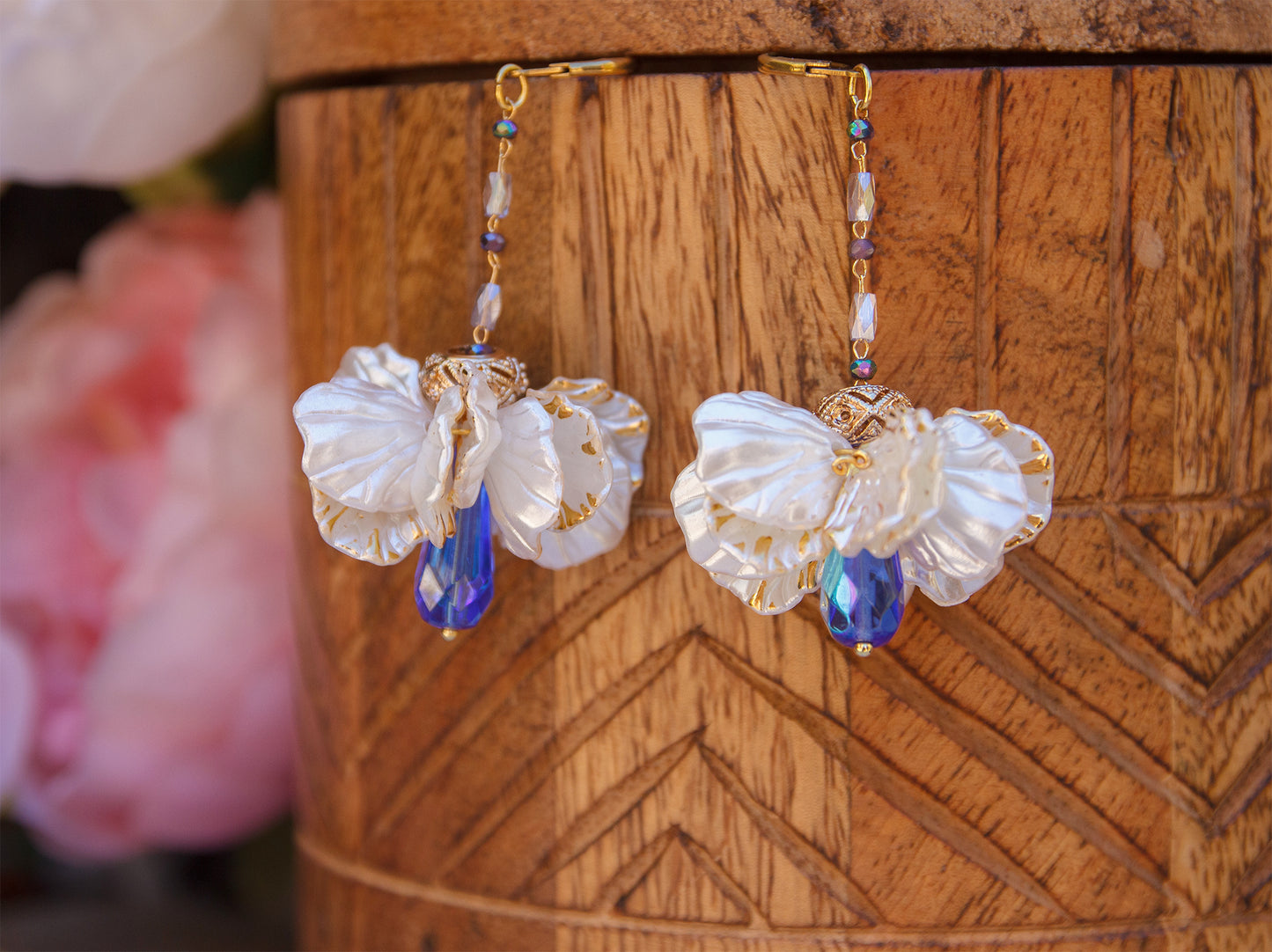 Boucles d’oreilles couronne de pétales de fleurs blanche