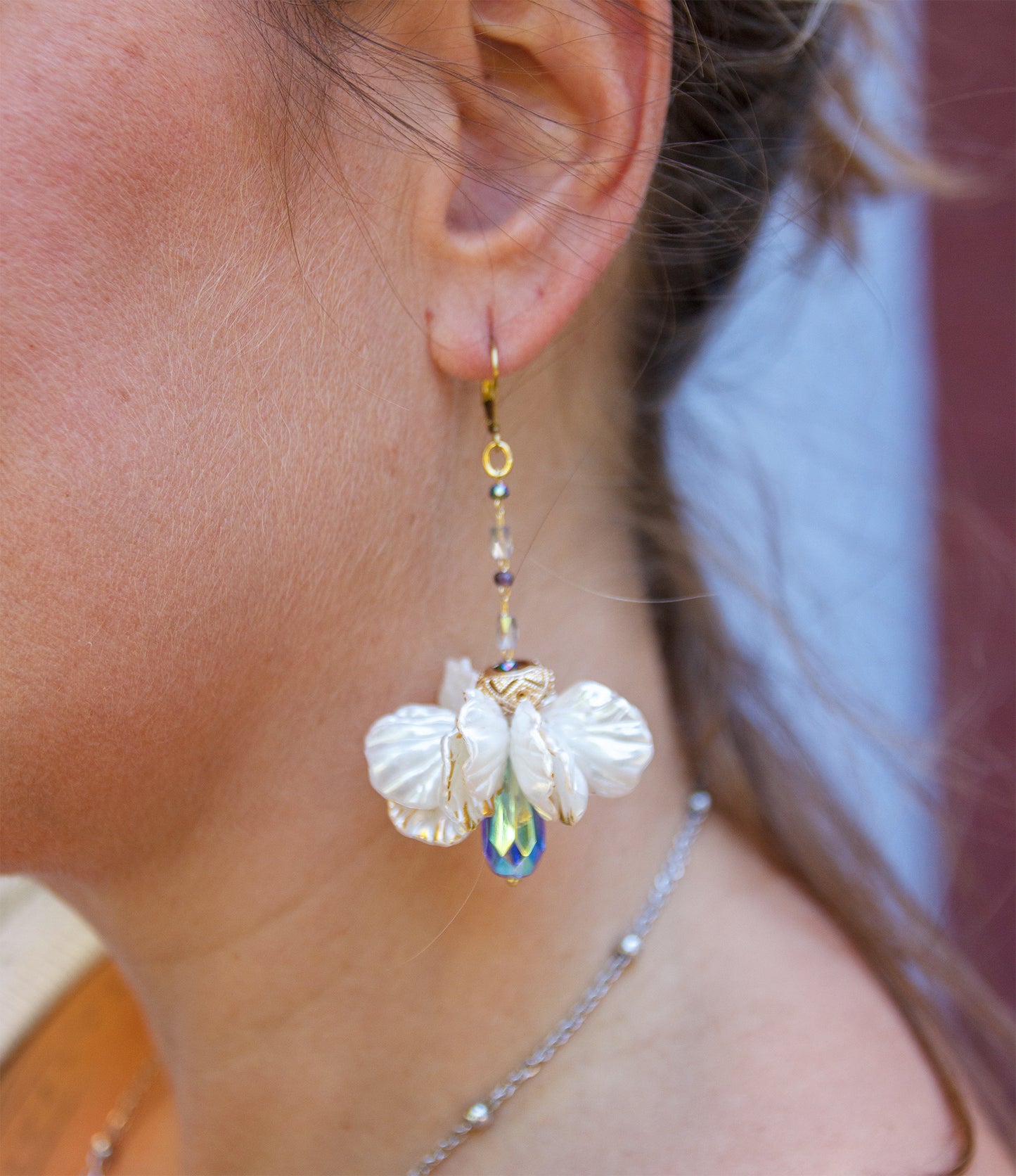Boucles d’oreilles couronne de pétales de fleurs blanche
