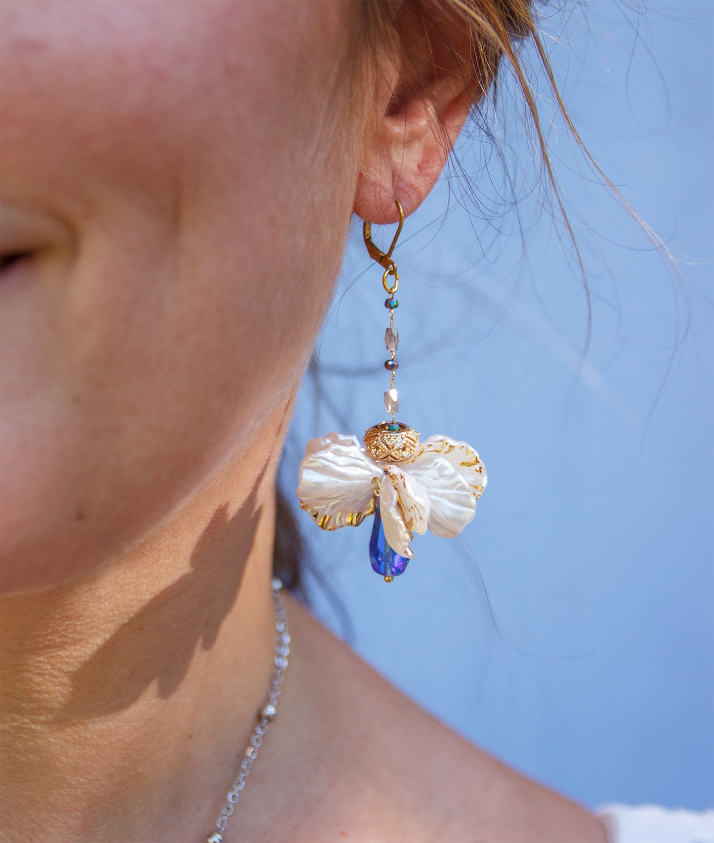 Boucles d’oreilles couronne de pétales de fleurs blanche
