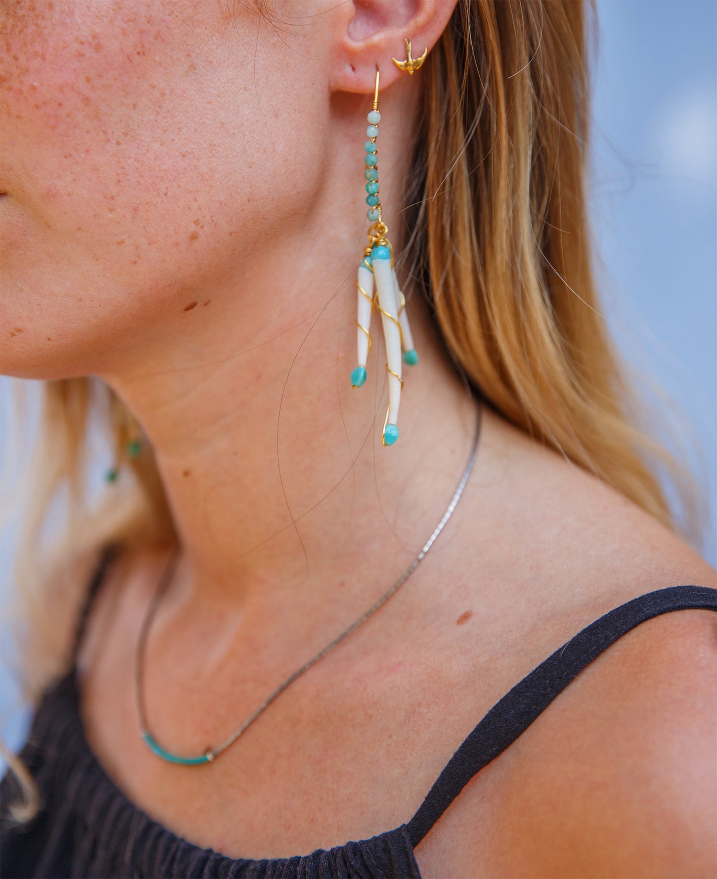 Boucles d’oreilles pendantes coquillage nacre dentalium et perles turquoise( 2 modèles différents)