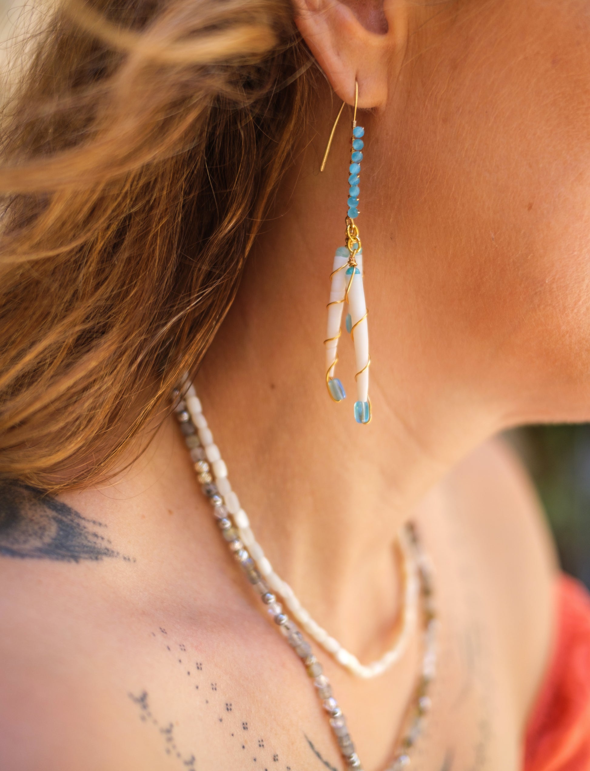 Boucles d’oreilles pendantes coquillage nacre dentalium et perles turquoise( 2 modèles différents) - caurisandco