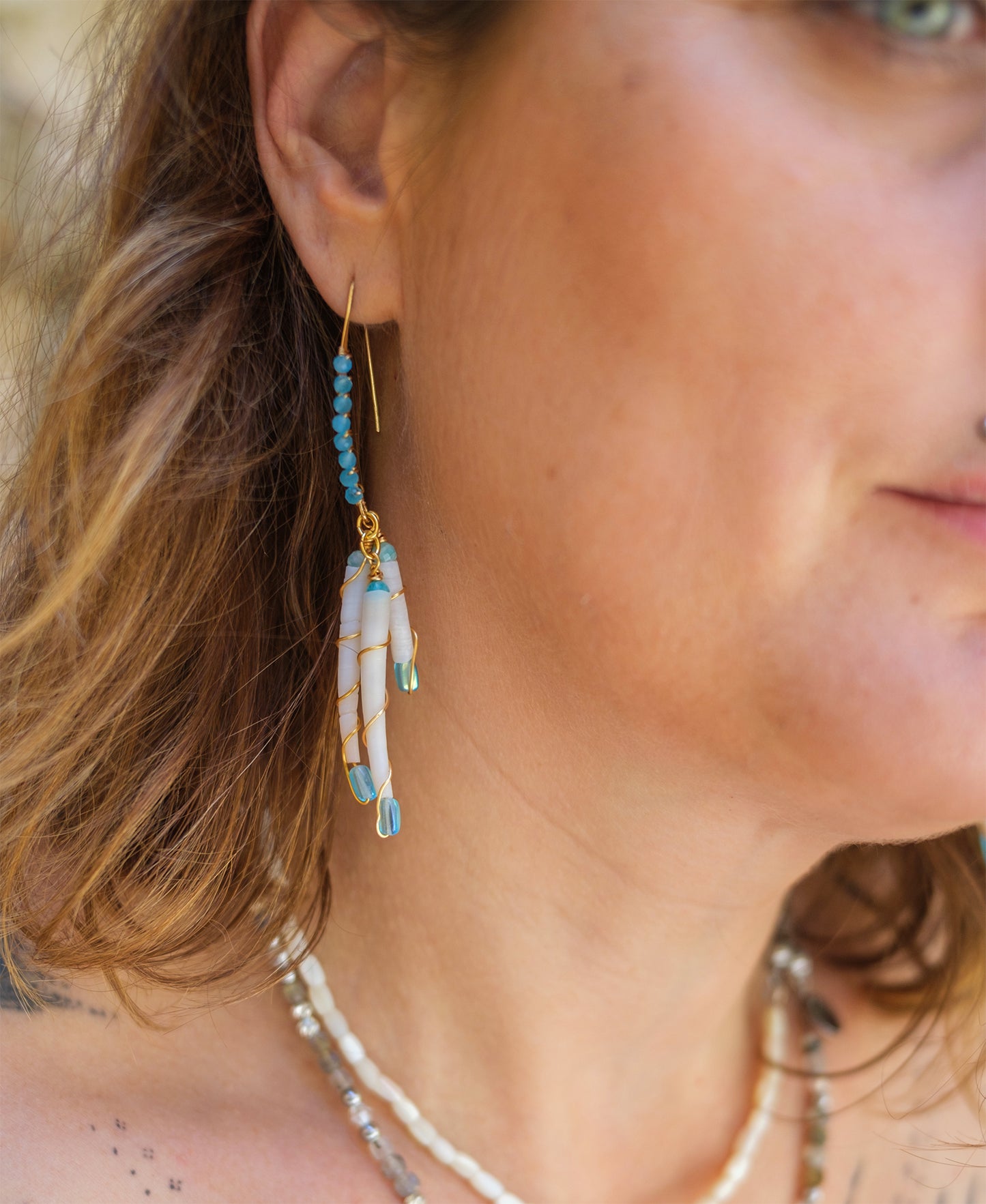 Boucles d’oreilles pendantes coquillage nacre dentalium et perles turquoise( 2 modèles différents)