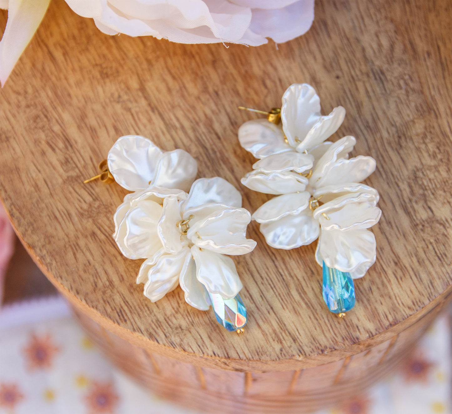 Boucles d’oreilles  pétales de fleurs blanche en grappe