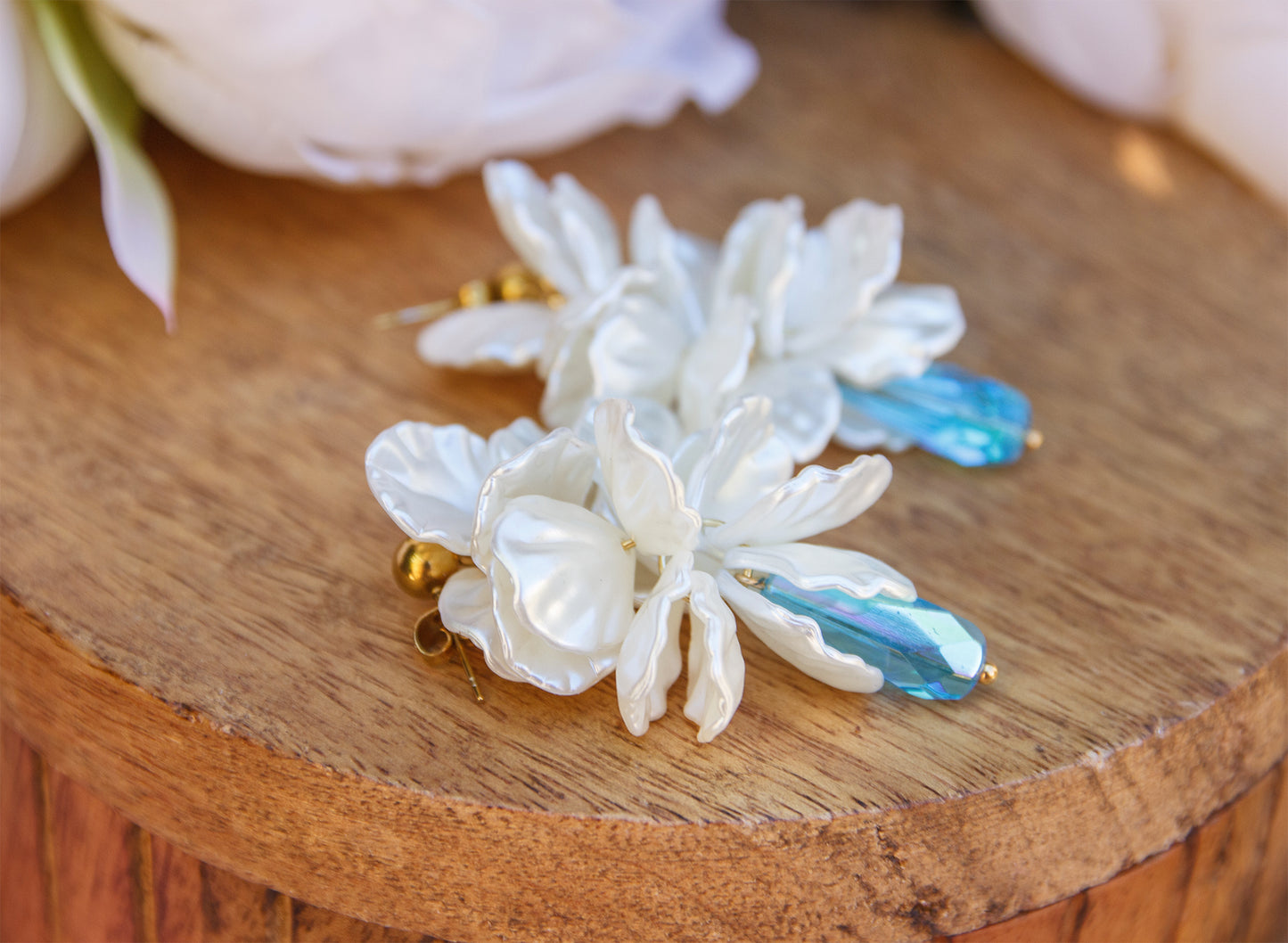 Boucles d’oreilles  pétales de fleurs blanche en grappe