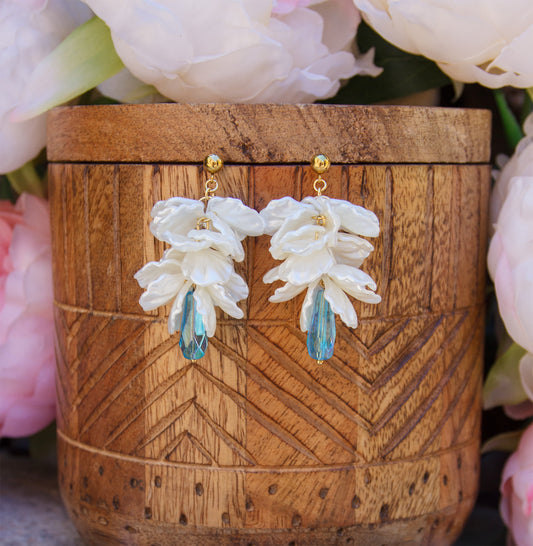 Boucles d’oreilles  pétales de fleurs blanche en grappe