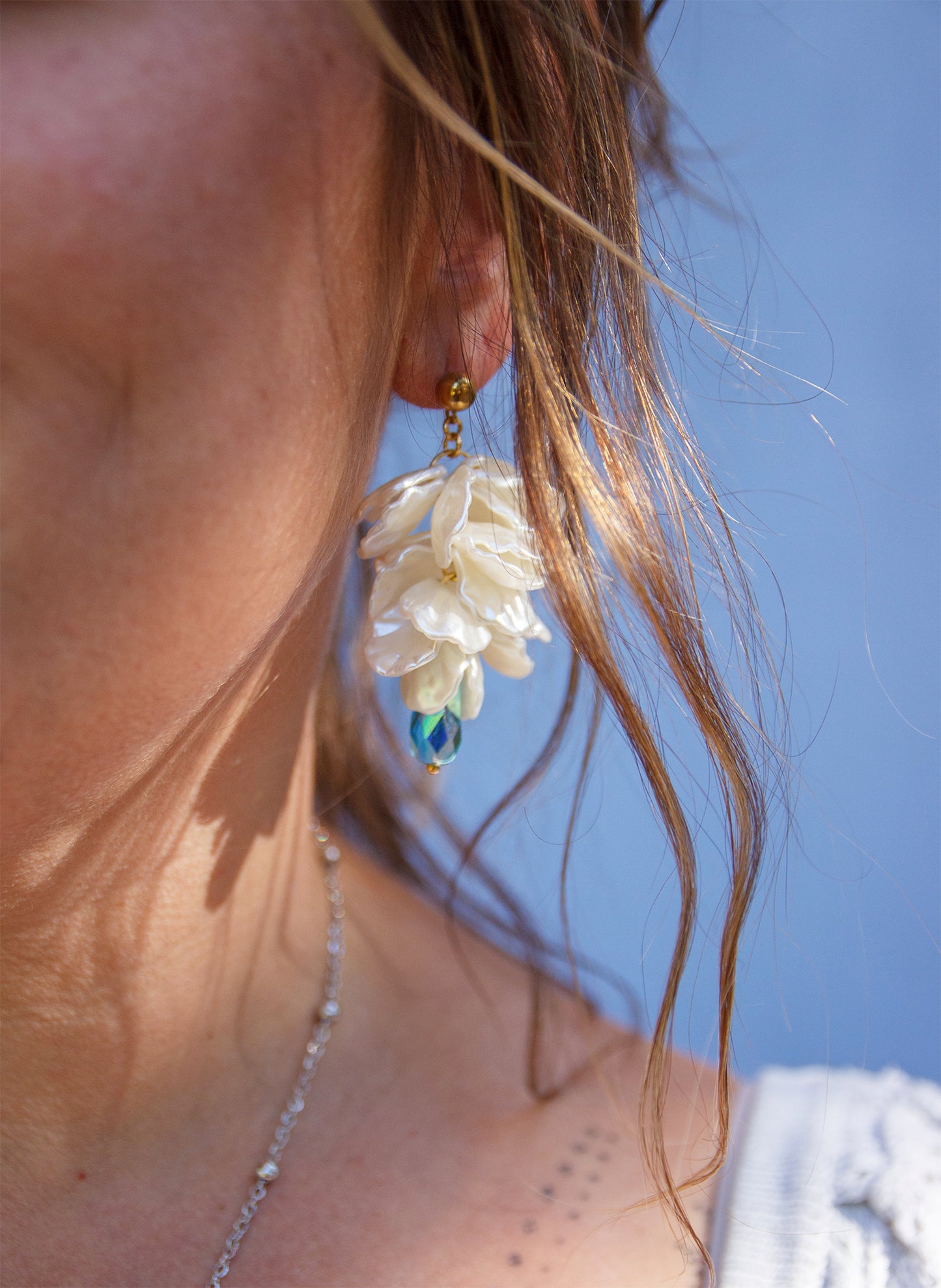 Boucles d’oreilles  pétales de fleurs blanche en grappe
