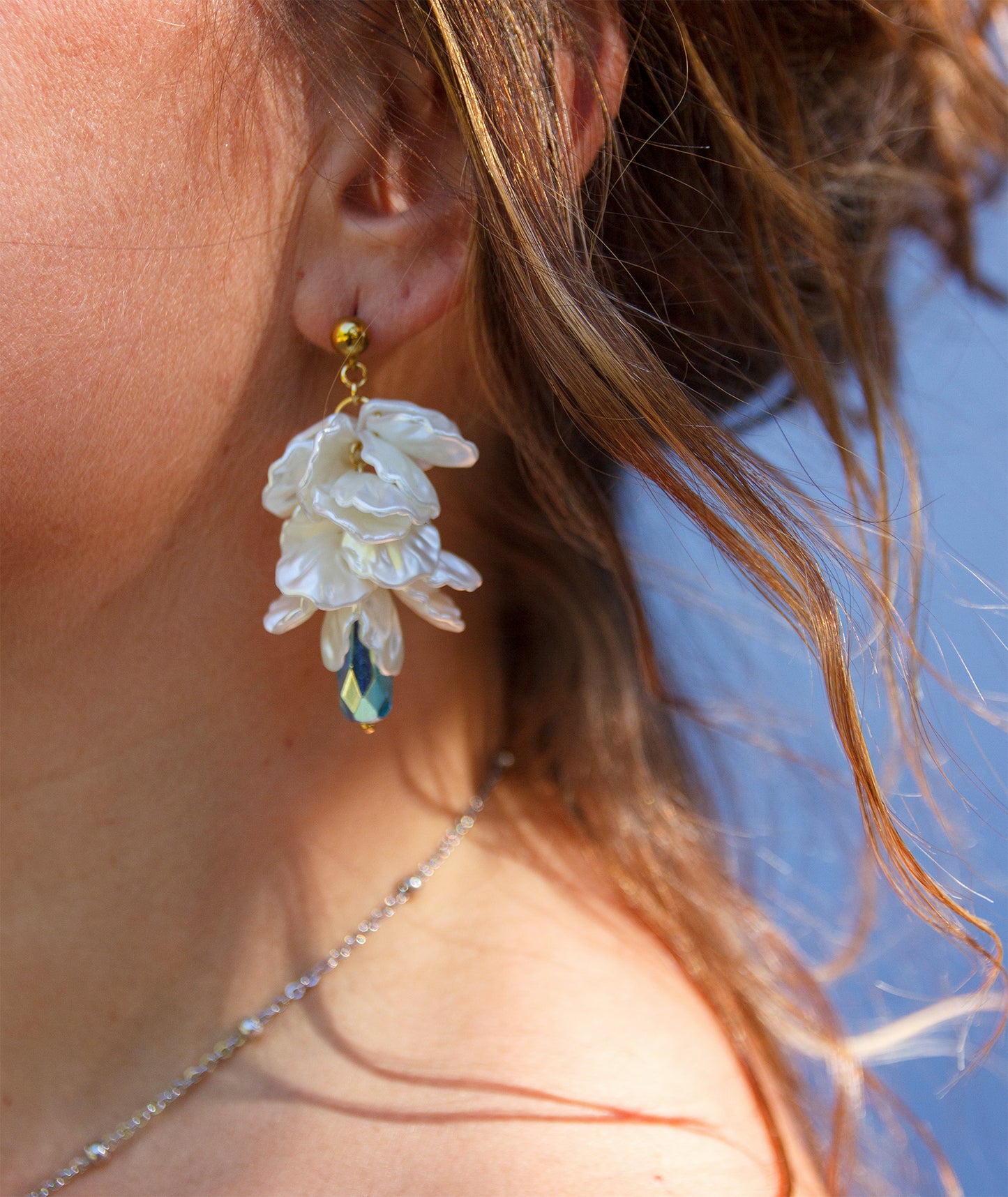 Boucles d’oreilles  pétales de fleurs blanche en grappe