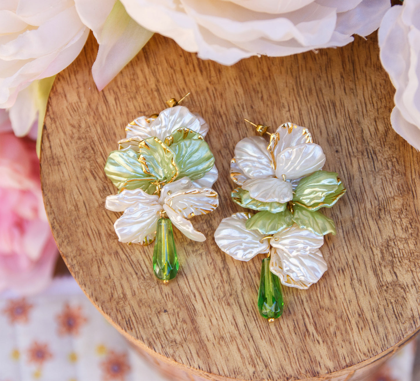 Boucles d’oreilles pétales de fleurs blanche et verte en grappe