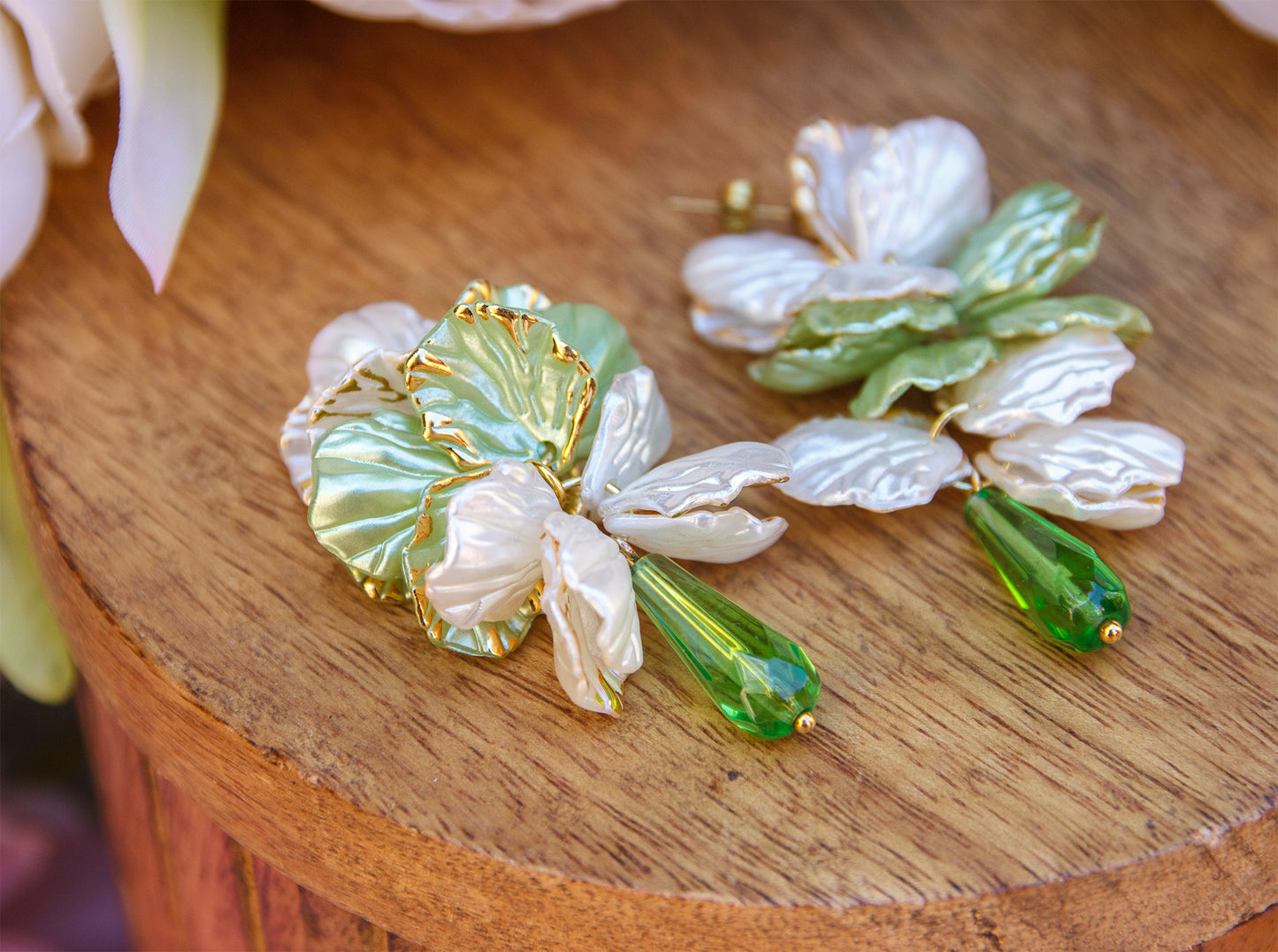 Boucles d’oreilles pétales de fleurs blanche et verte en grappe