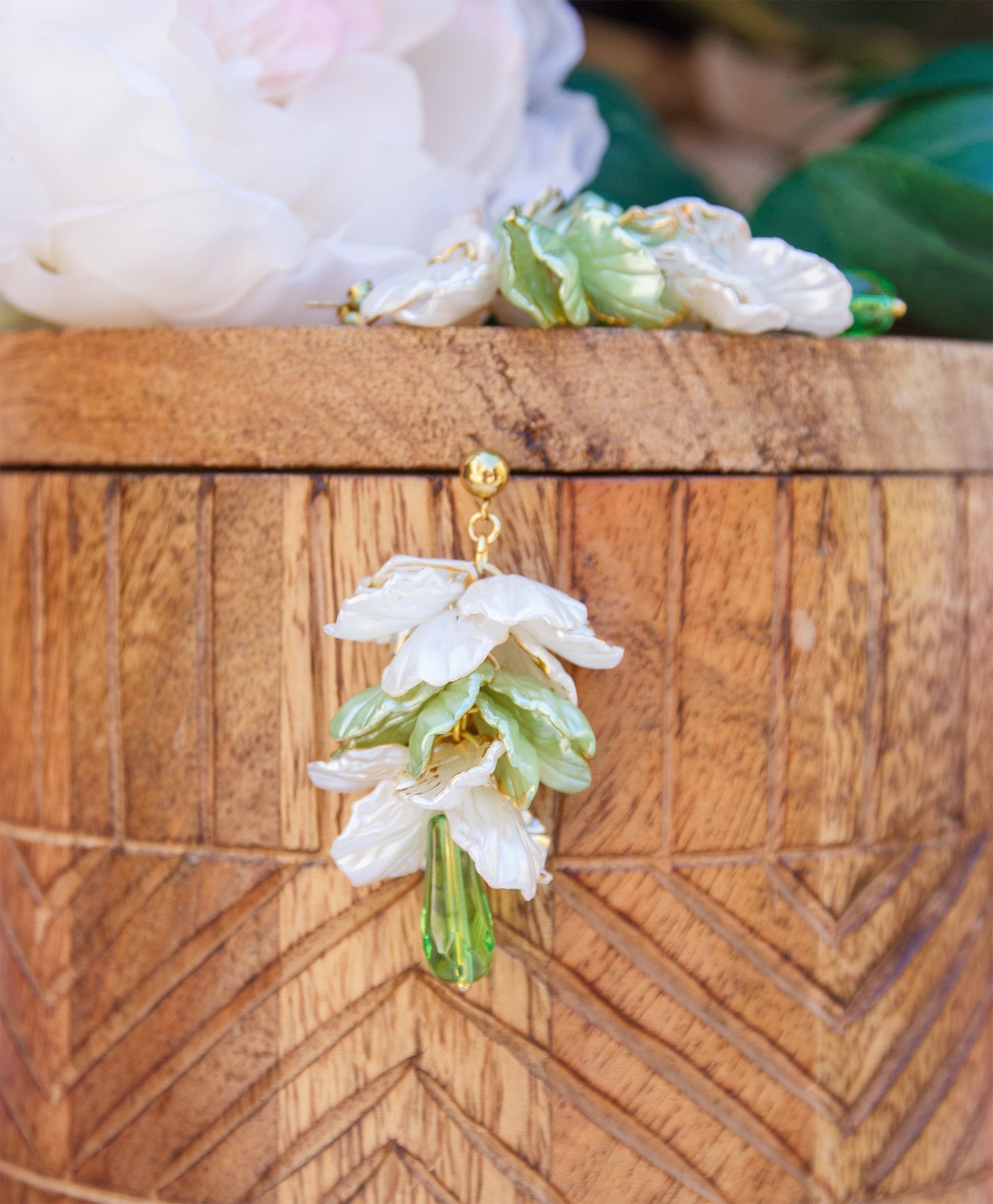 Boucles d’oreilles pétales de fleurs blanche et verte en grappe