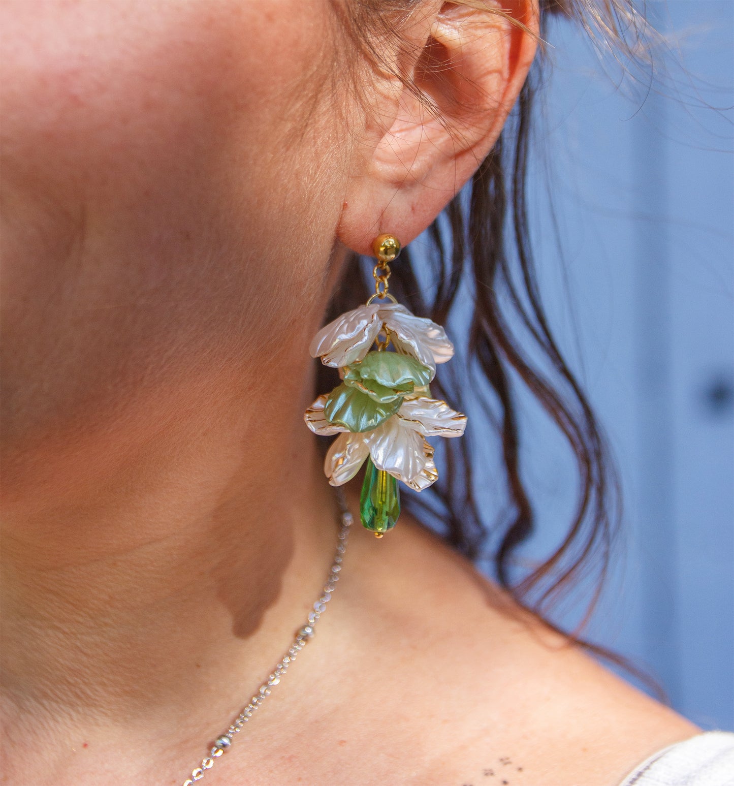 Boucles d’oreilles pétales de fleurs blanche et verte en grappe