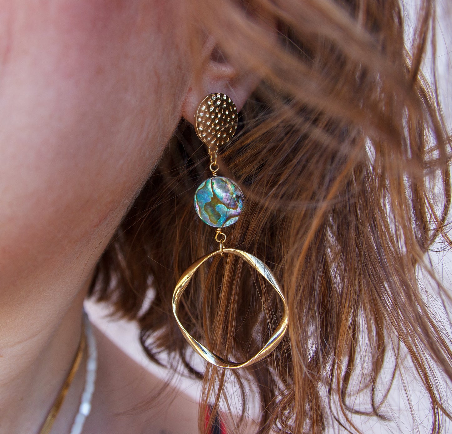 Boucles d'Oreilles Abalone et Laiton Martelé Dorées  Pièce Unique Cauris&Co - caurisandco