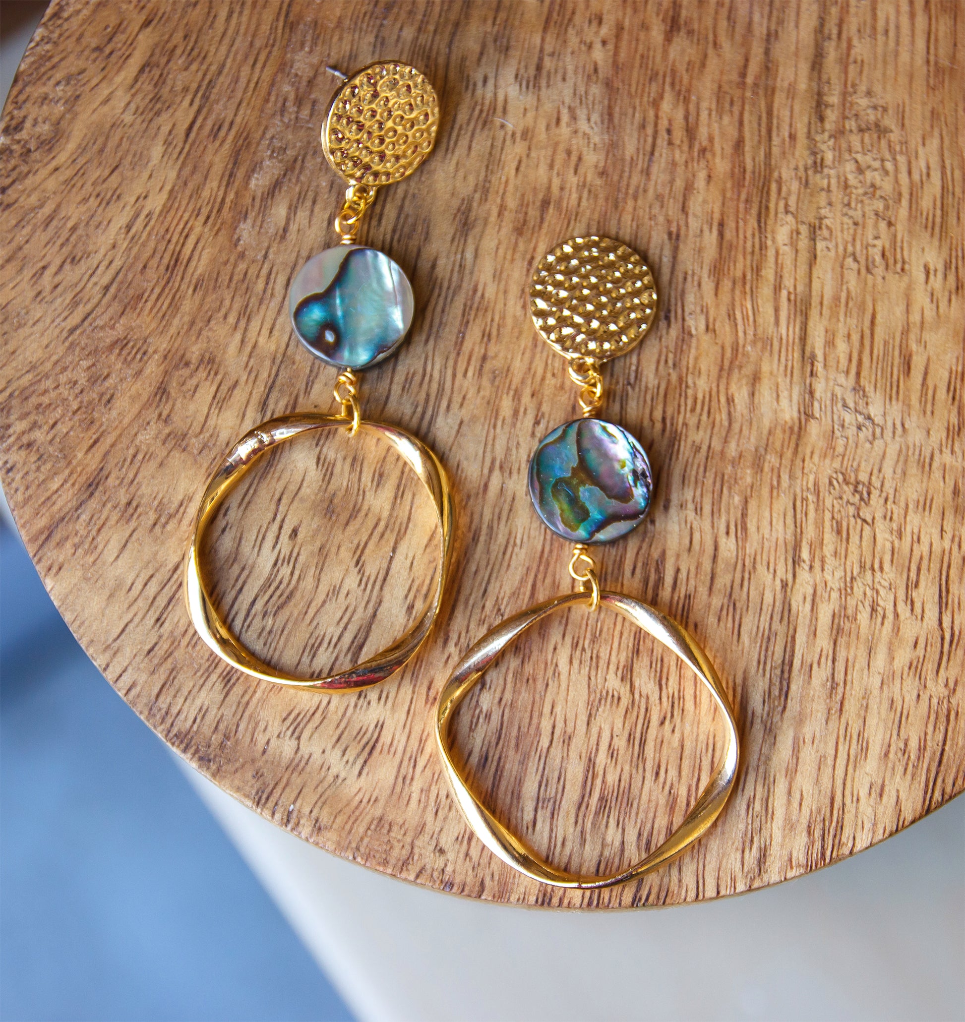 Boucles d'Oreilles Abalone et Laiton Martelé Dorées  Pièce Unique Cauris&Co - caurisandco