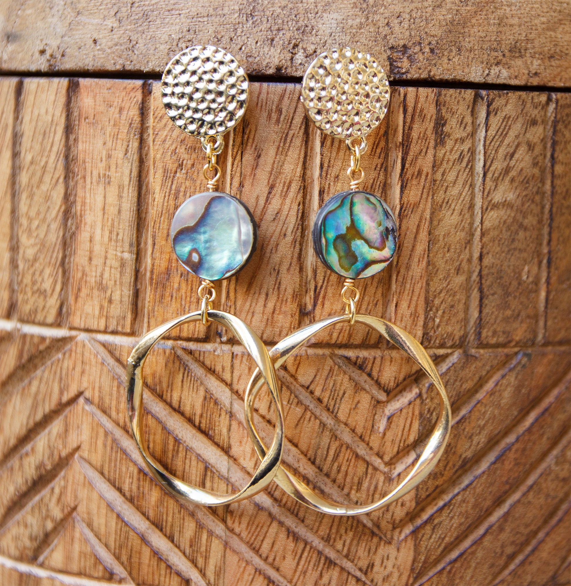 Boucles d'Oreilles Abalone et Laiton Martelé Dorées  Pièce Unique Cauris&Co - caurisandco