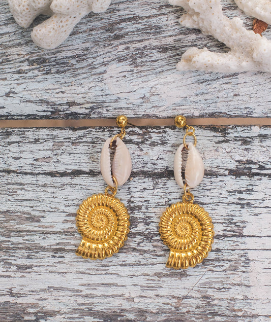 Boucles d’oreilles pendantes bohèmes – cauris &  escargot doré