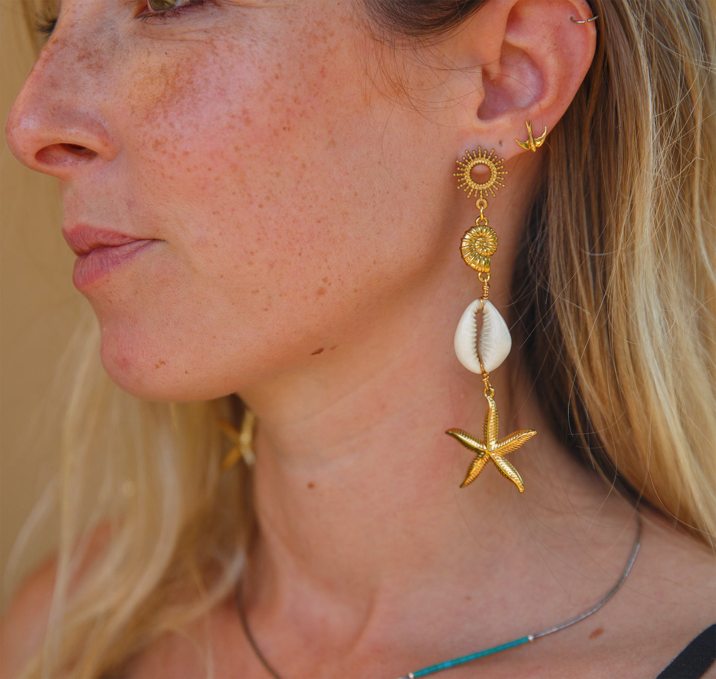 Boucles d’oreilles pendantes bohèmes cauris & étoile de mer