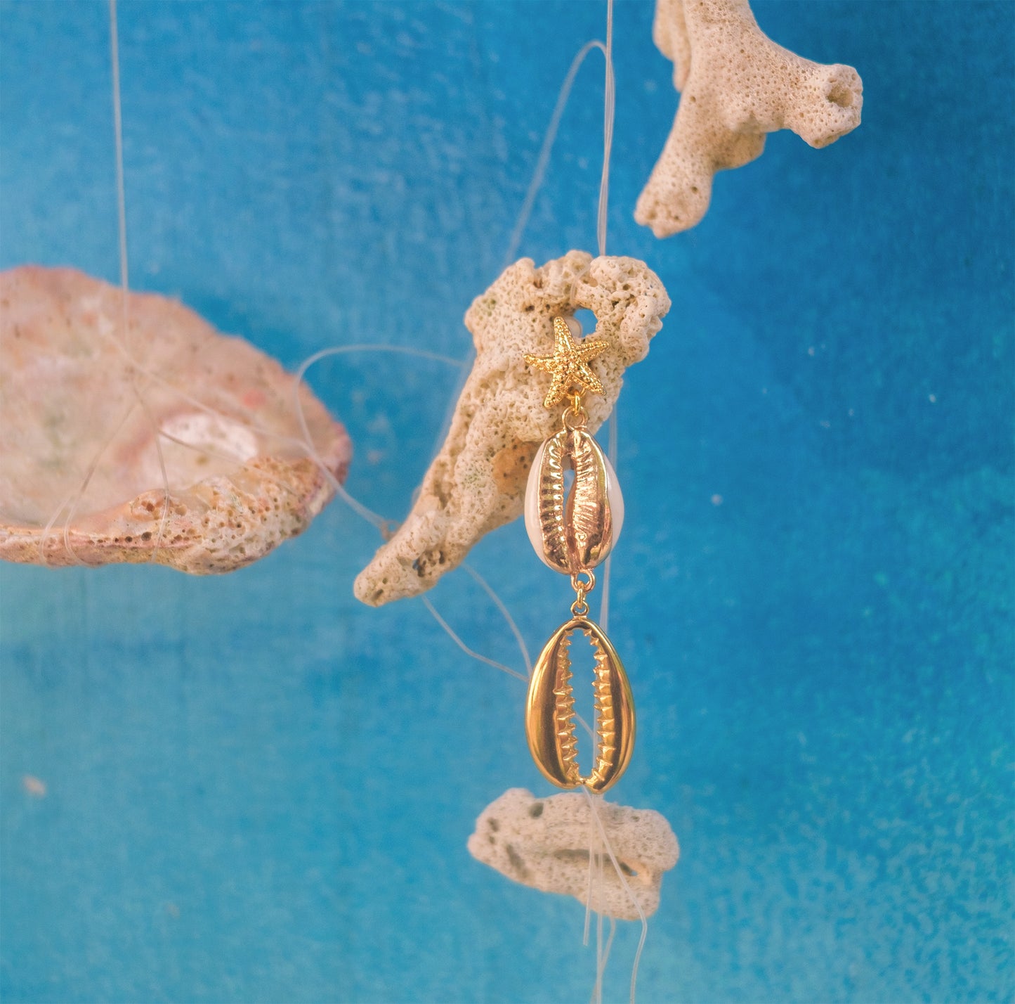Boucles d’oreilles pendantes bohèmes – Étoile de mer & coquillage cauri doré