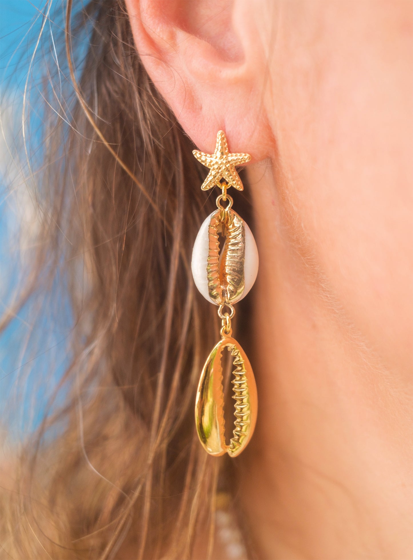 Boucles d’oreilles pendantes bohèmes – Étoile de mer & coquillage cauri doré