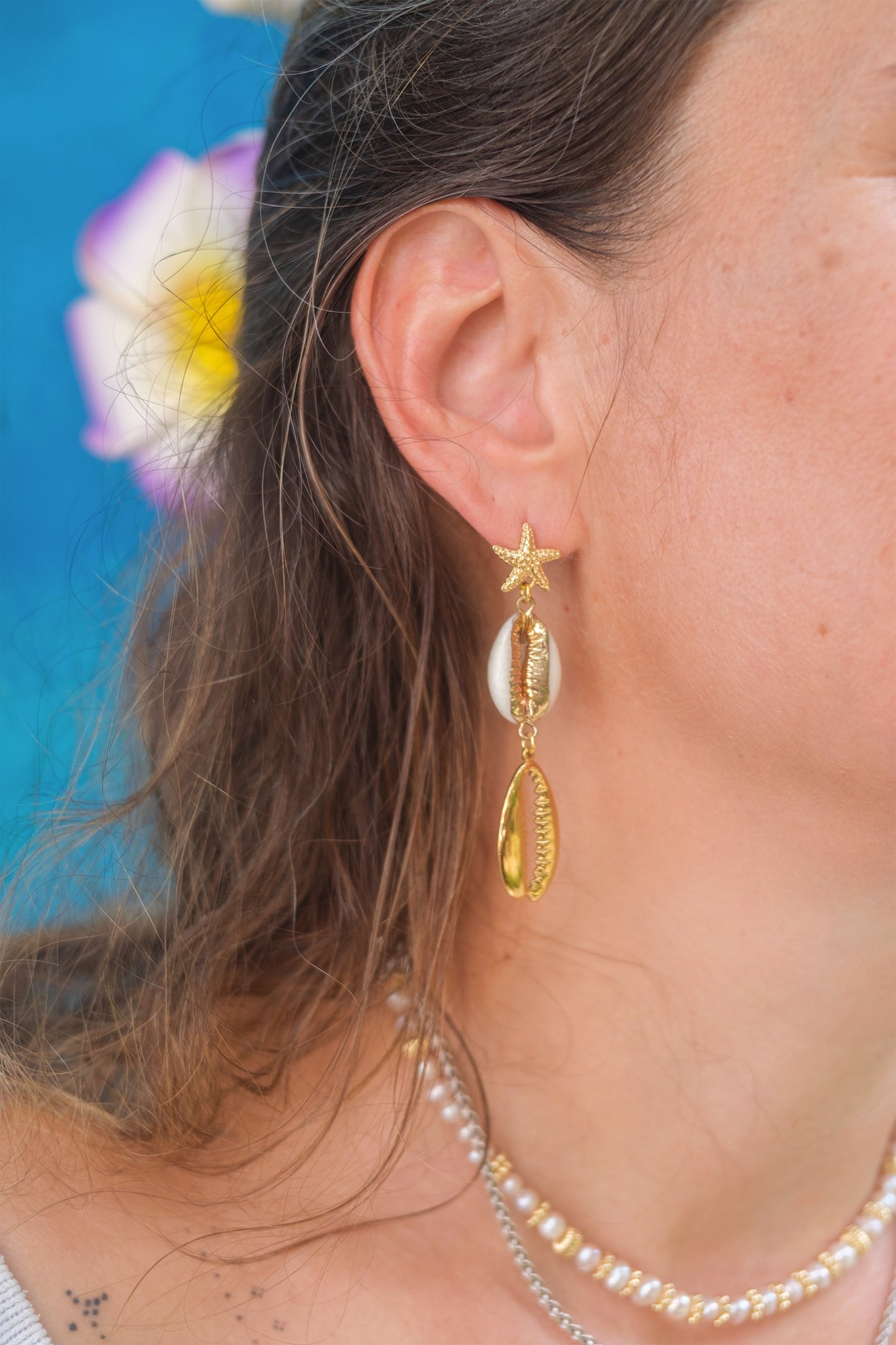 Boucles d’oreilles pendantes bohèmes – Étoile de mer & coquillage cauri doré