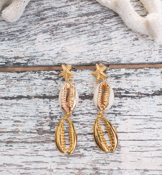 Boucles d’oreilles pendantes bohèmes – Étoile de mer & coquillage cauri doré