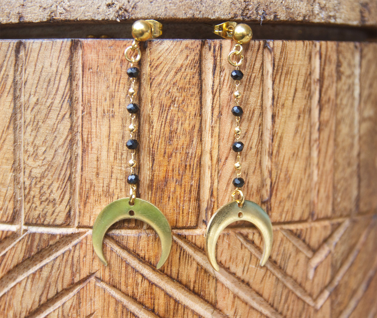 Boucles d'oreilles pendante lune et chaine rosaire noire - caurisandco