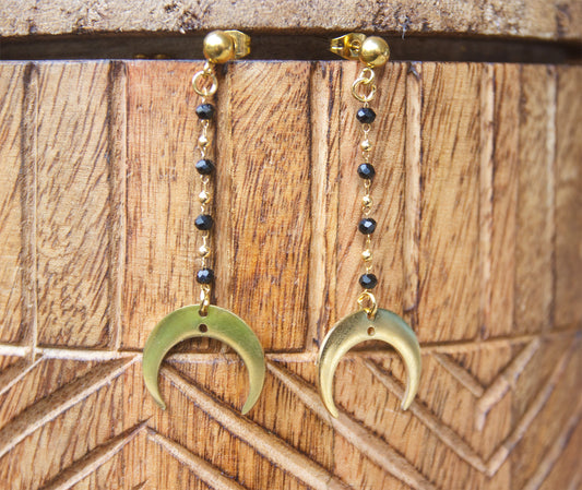 Boucles d'oreilles pendante lune et chaine rosaire noire - caurisandco