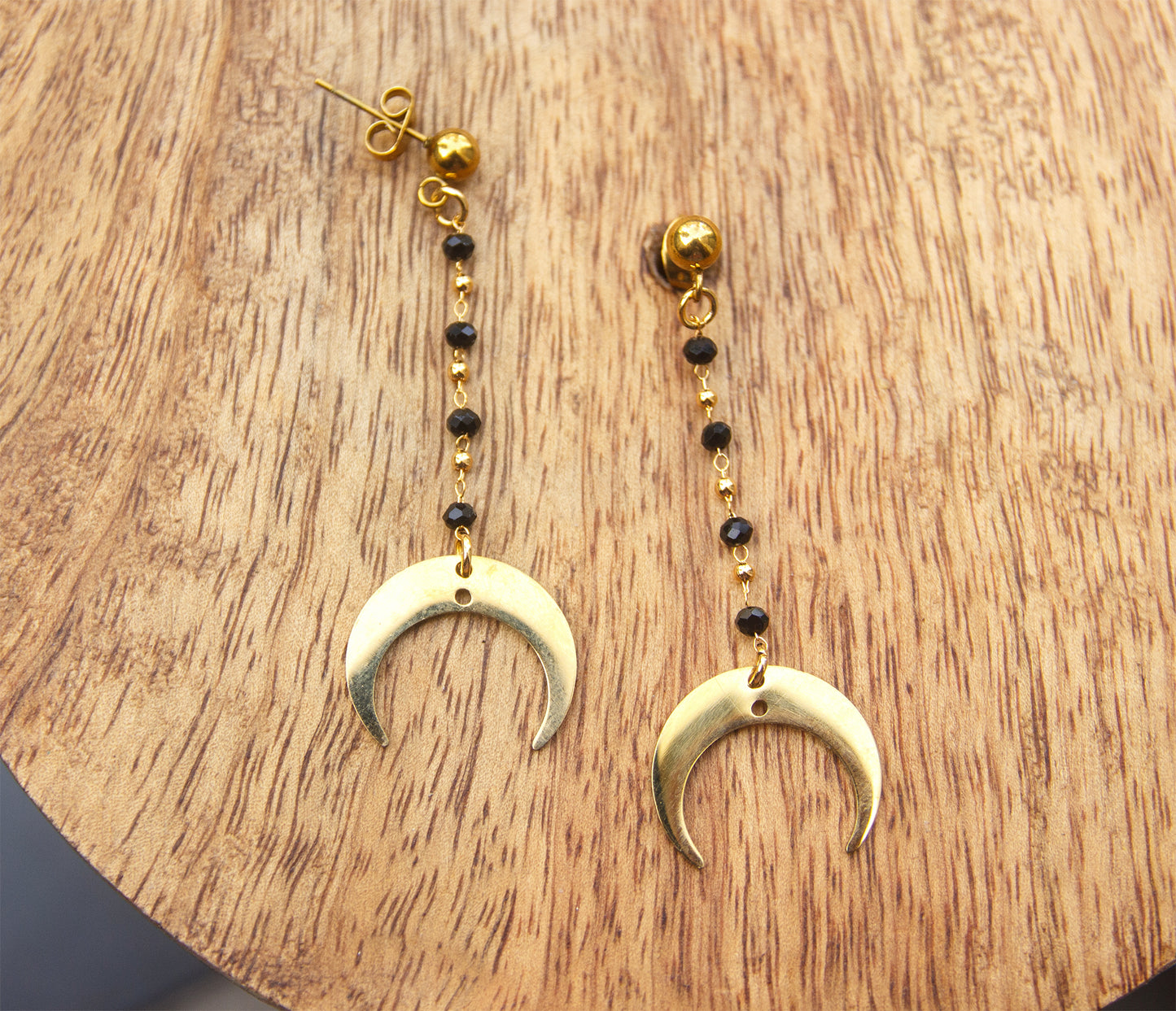 Boucles d'oreilles pendante lune et chaine rosaire noire - caurisandco