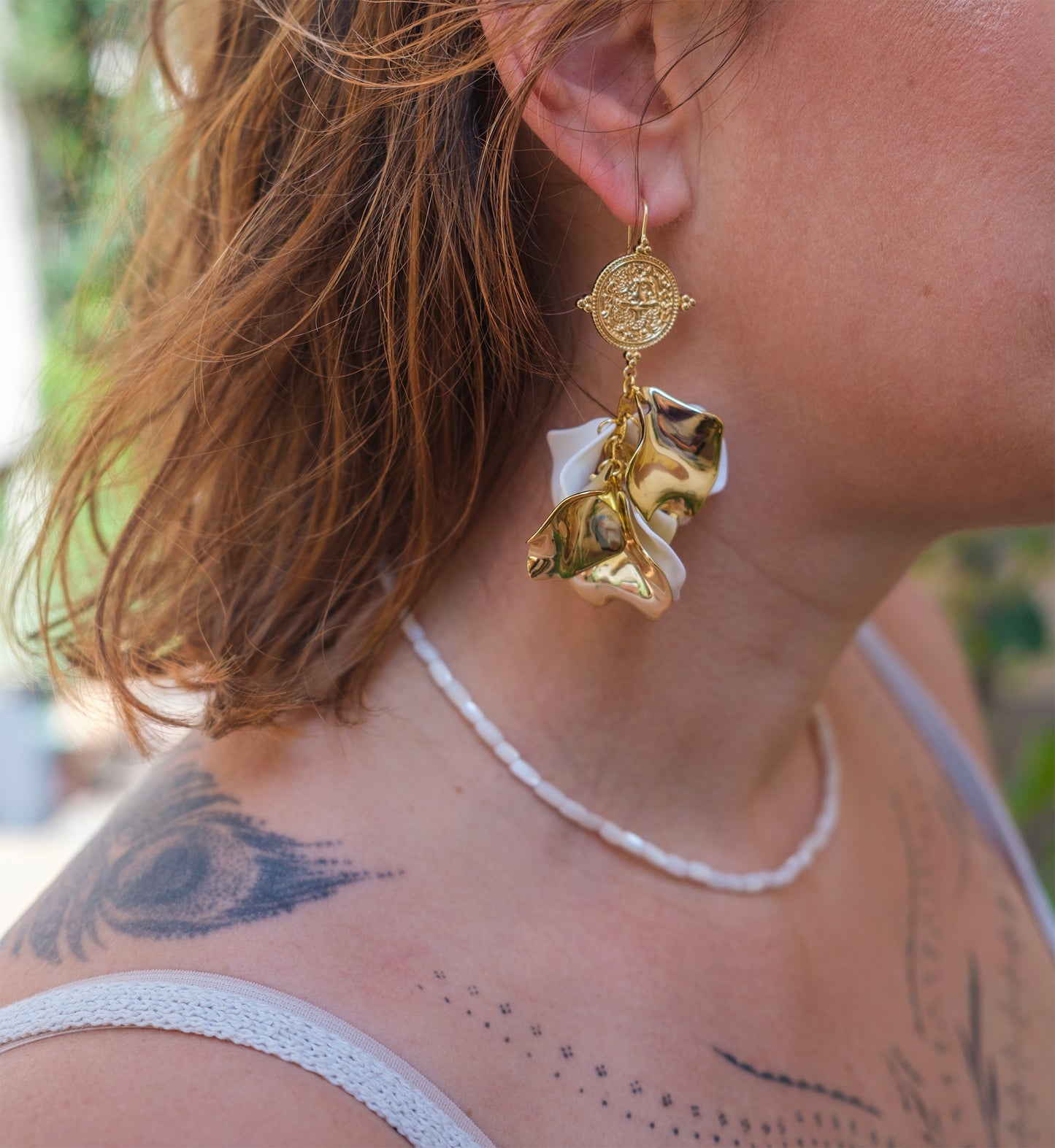 Boucles d'oreilles longue pétale blanche et doré - caurisandco