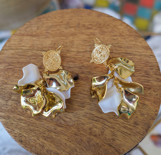 Boucles d'oreilles longue pétale blanche et doré - caurisandco