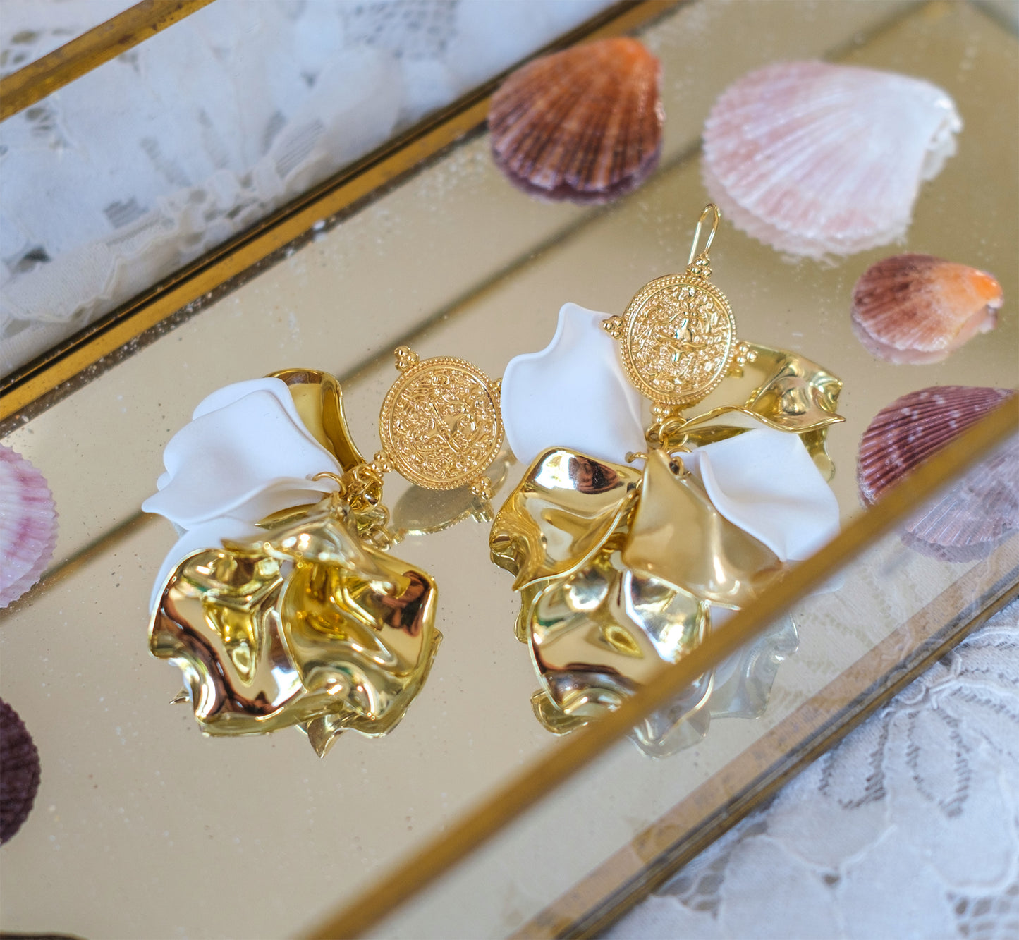 Boucles d'oreilles abalone et pétale blanche et doré - caurisandco