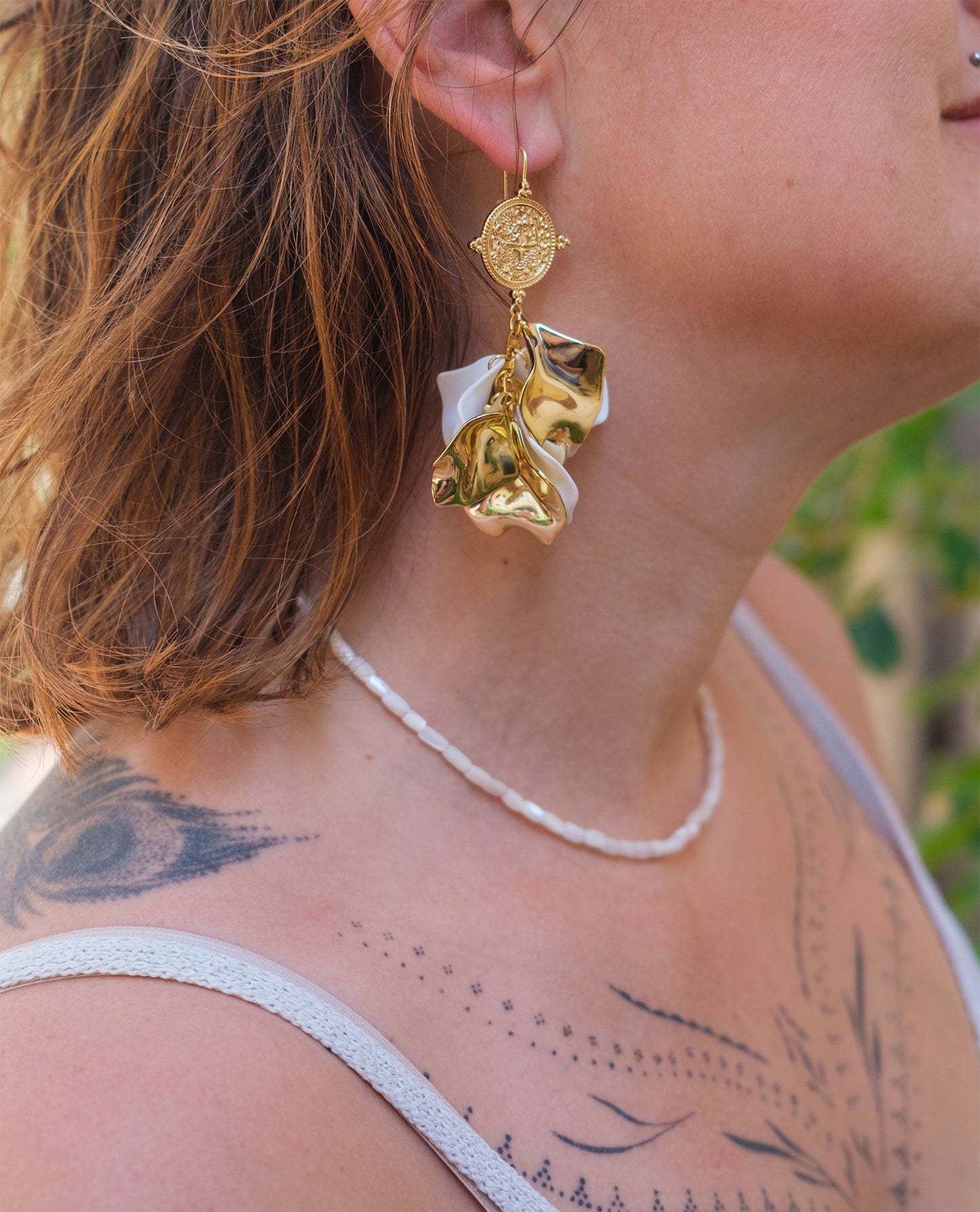 Boucles d'oreilles longue pétale blanche et doré - caurisandco