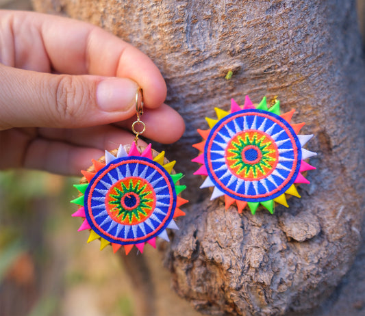 Boucle d'oreille ronde en rotin et tissage maxi coloré 5cm