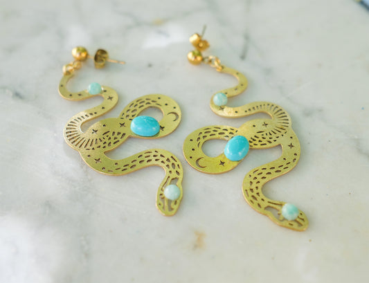 Boucles d’oreilles talisman serpent et cabochon turquoise