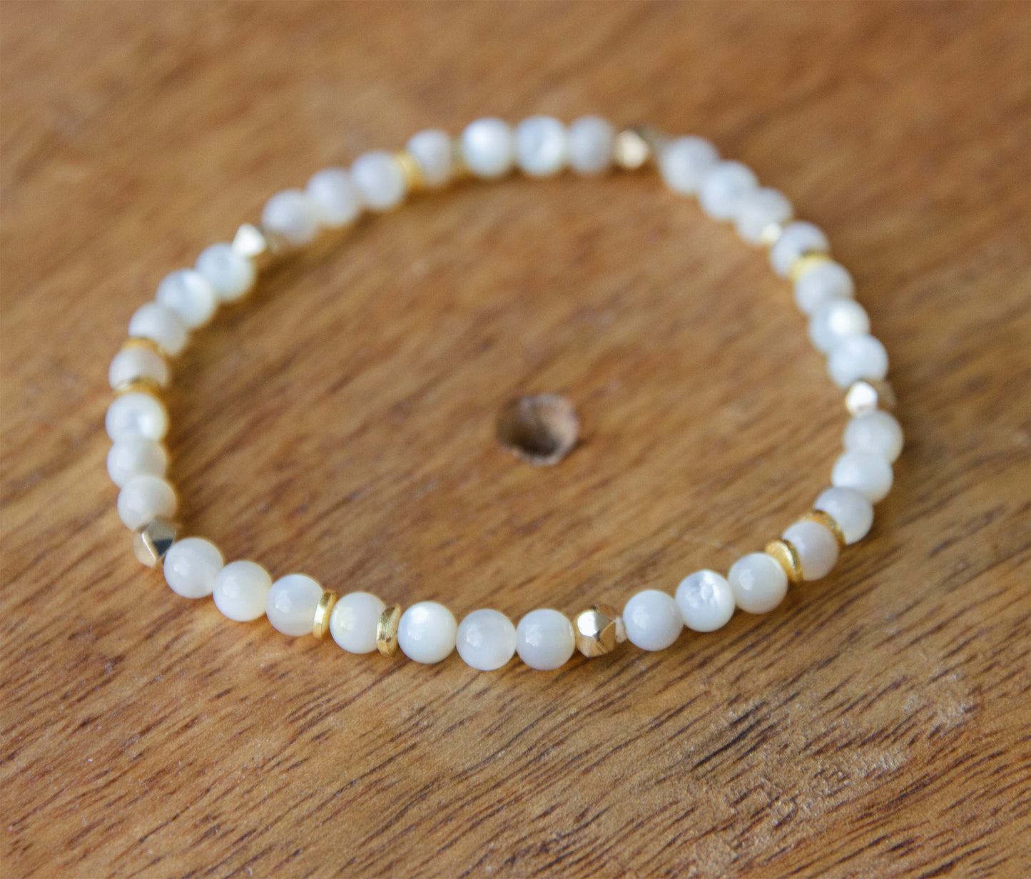 bracelet perle femme nacre 6mm et perles doré