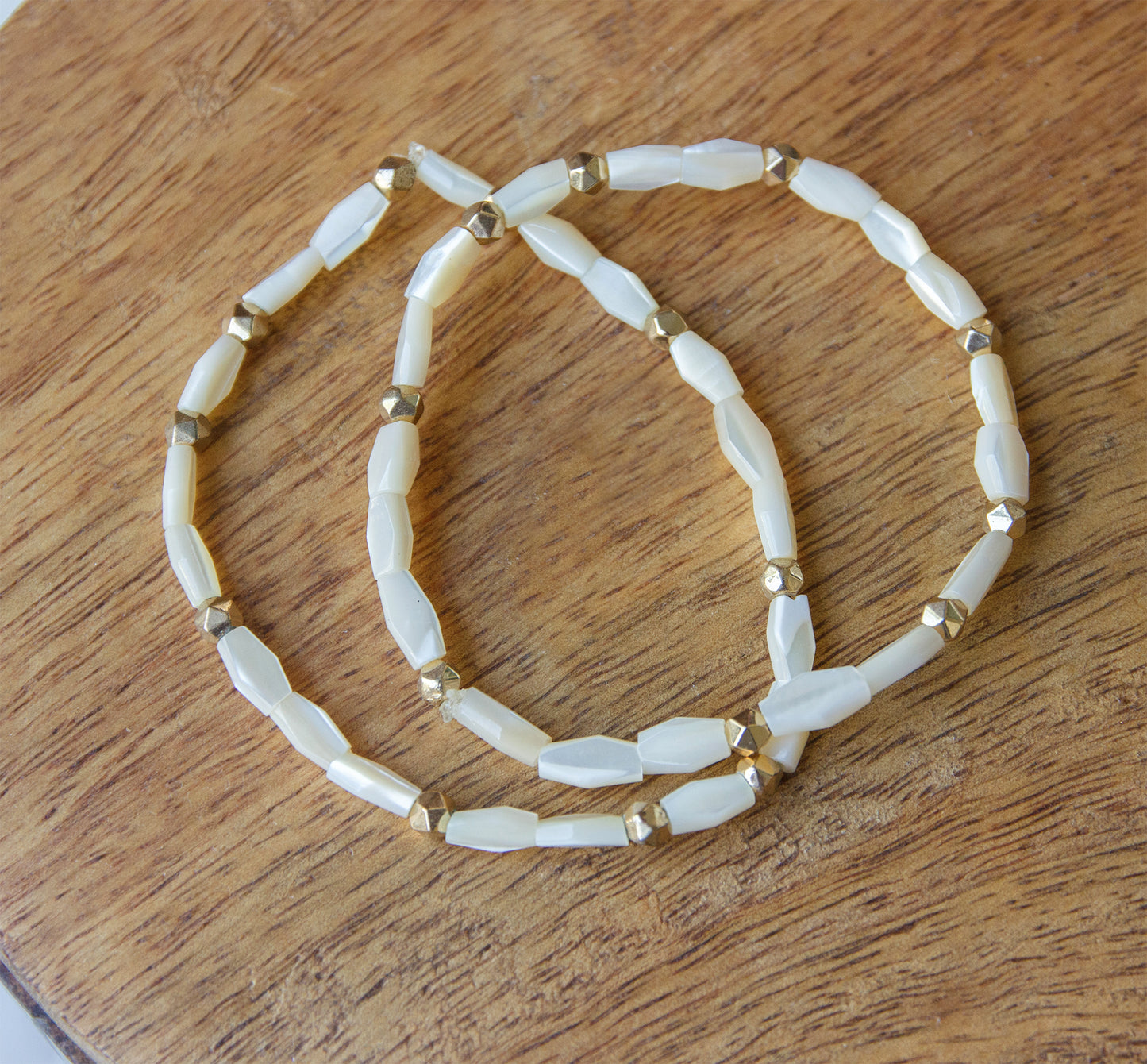 bracelet perle femme nacre tube facettée 8*4mm et perles doré