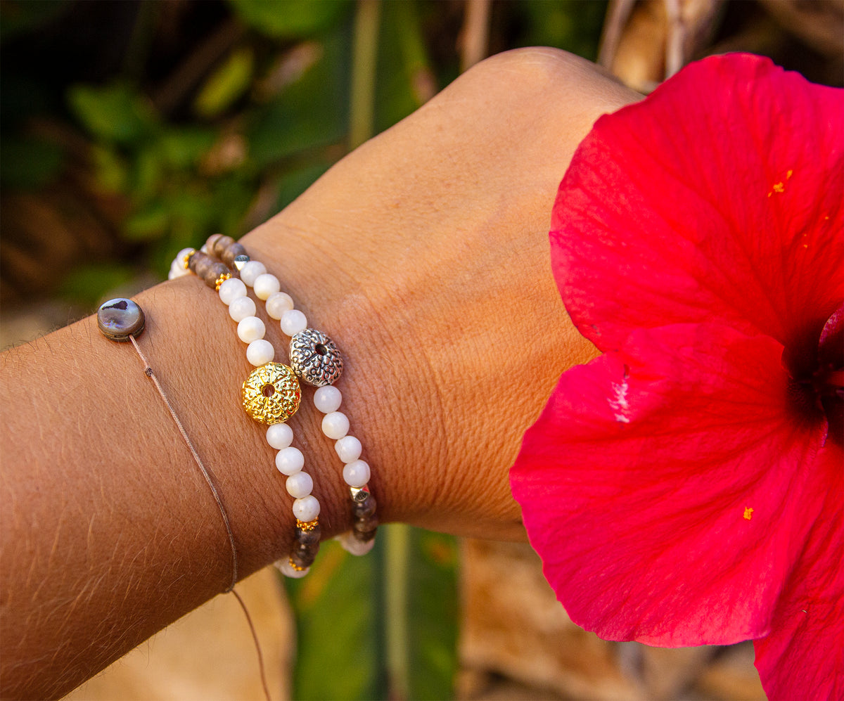 Bracelet femme en nacre 4 mm et oursin doré