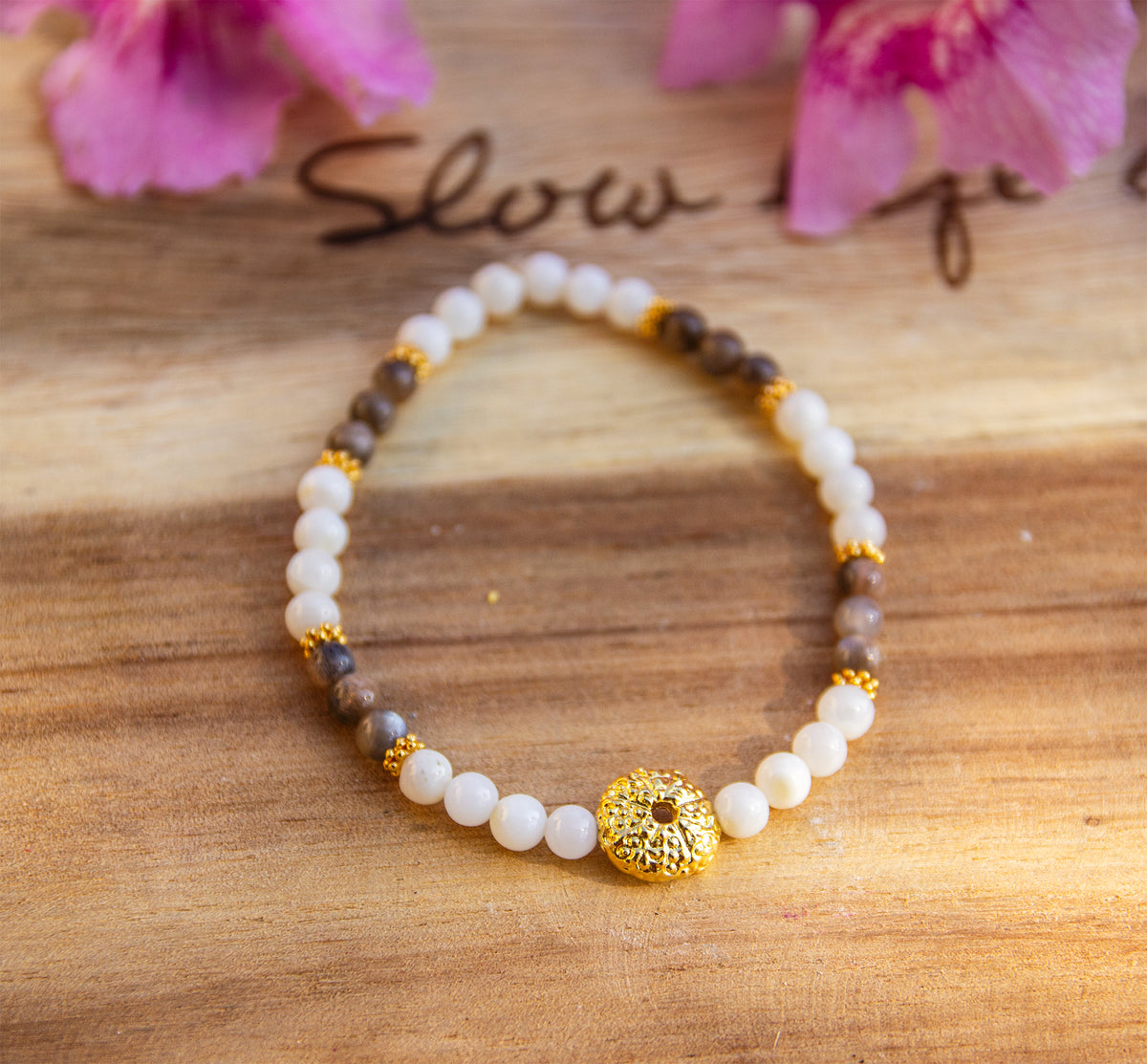 Bracelet femme en nacre 4 mm et oursin doré