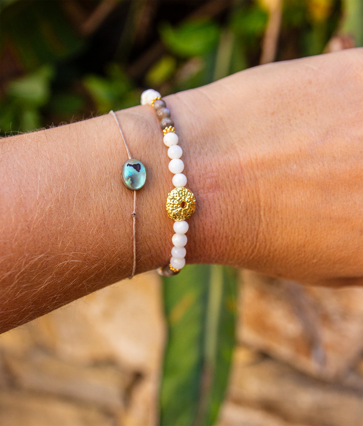 Bracelet femme en nacre 4 mm et oursin doré