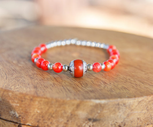 Bracelet corail rouge teinté, perle tibétaine et acier inoxydable - caurisandco