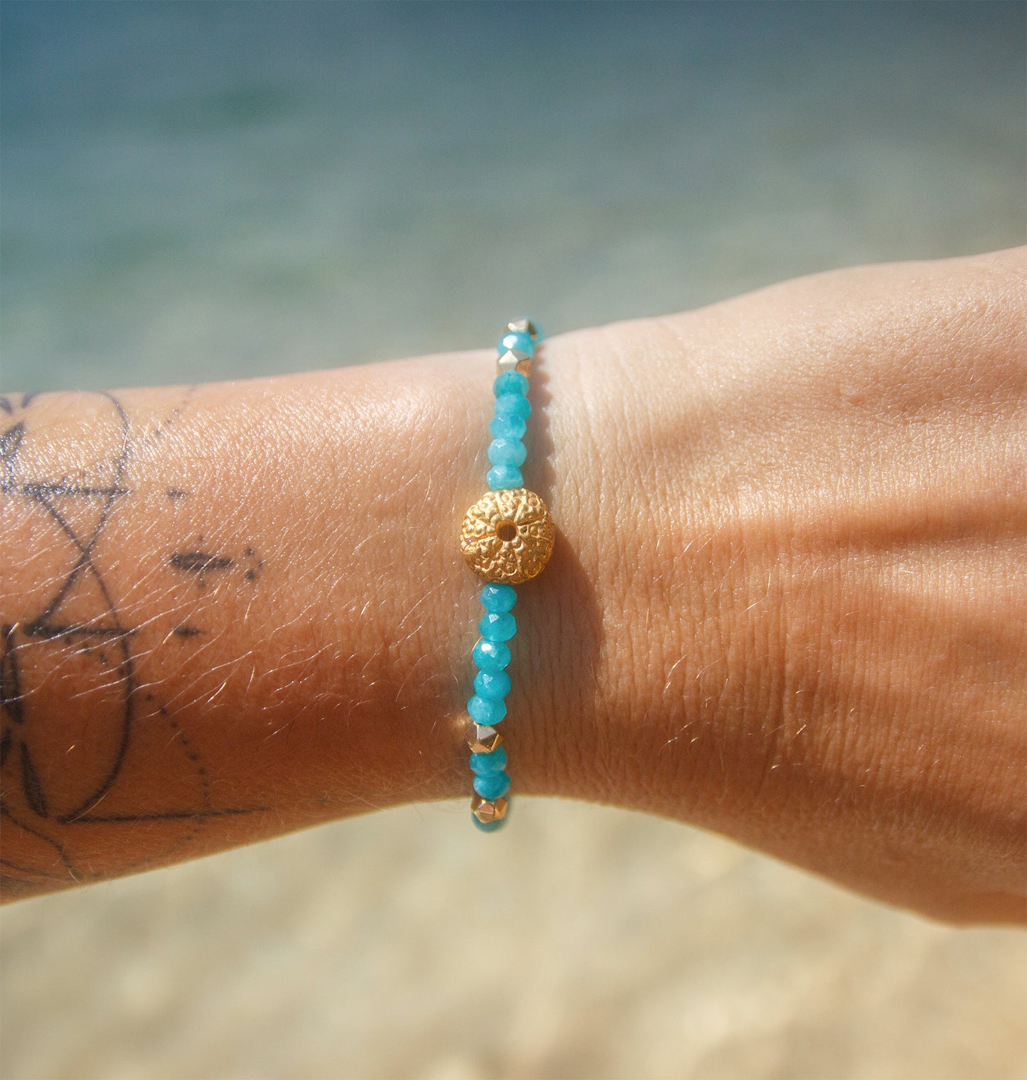 bracelet perle femme oursin doré et perle en verre turquoise